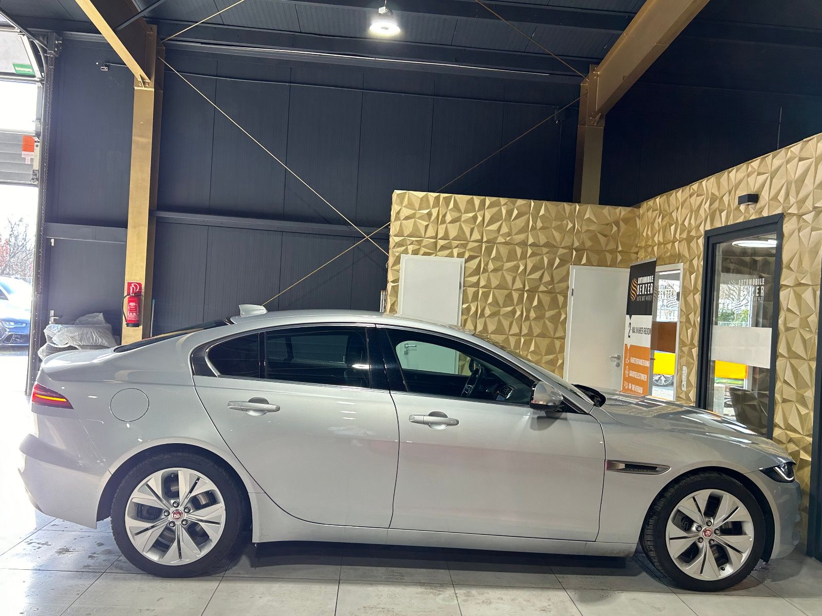 Fahrzeugabbildung Jaguar XE S/APPLE/KAMERA/SHZ/KLIMA/1.HAND