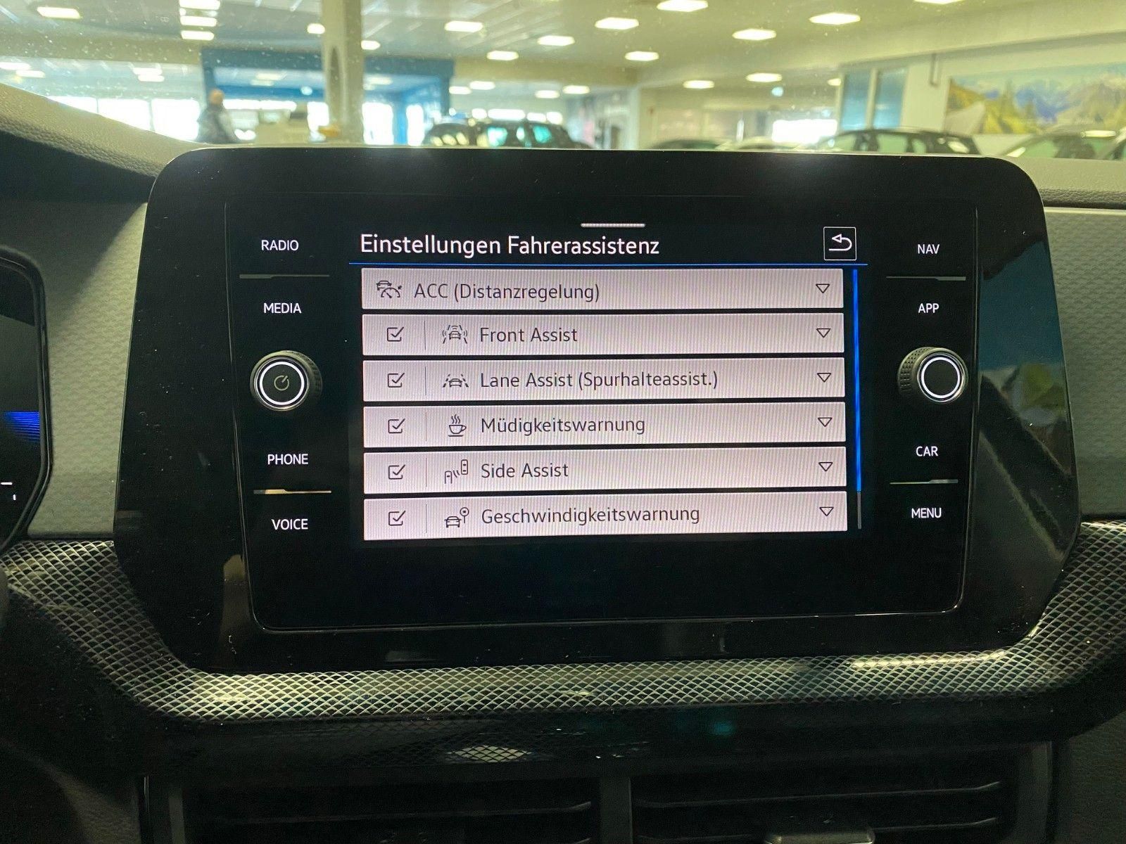 Fahrzeugabbildung Volkswagen T-Cross 1.0 TSI DSG Life+AHK+KAMERA+PDC vo+hi+BC