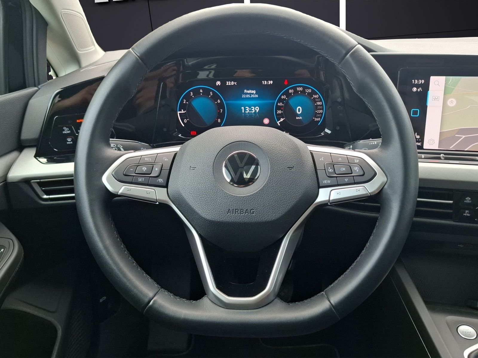 Fahrzeugabbildung Volkswagen Golf VIII TSI Life LED AHK STHZ ACC Navi Pano AI