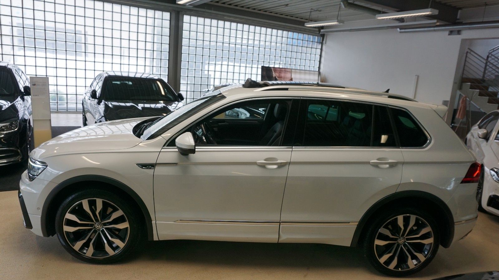 Fahrzeugabbildung Volkswagen Tiguan 4Motion R line *PANO*KAMERA*PERLMUTT*