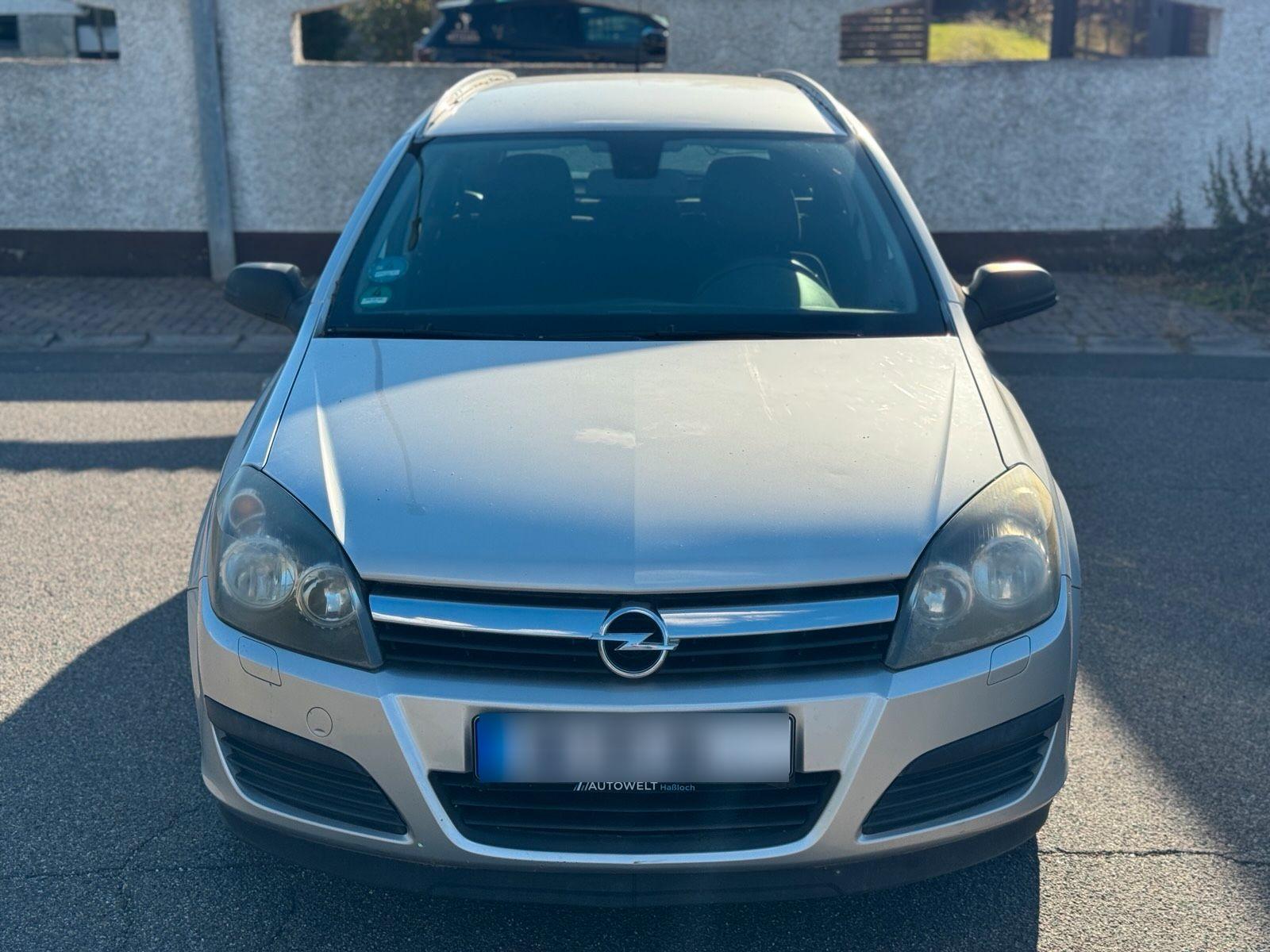 Opel Astra 2007 — rear view
