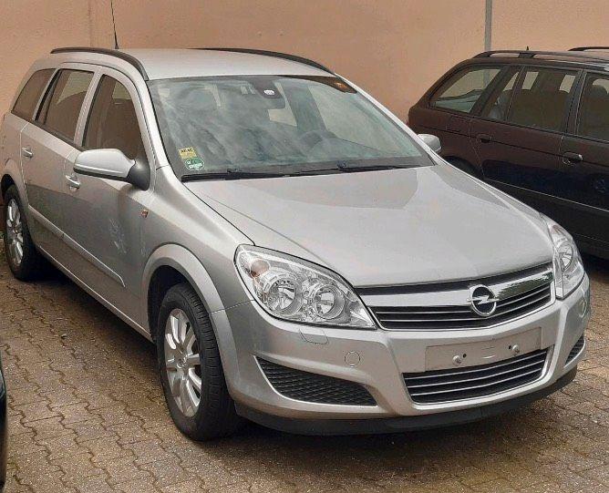 Opel Astra 2008 — rear view
