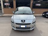 Peugeot 5008 1.6 HDi 112CV Allure - Peugeot 5008 mit Diesel-Antrieb: Kleinbus, 1.6