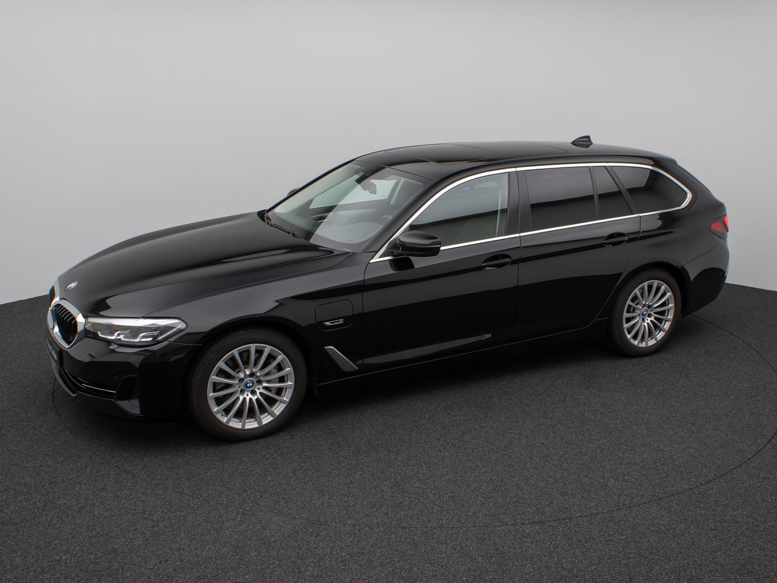 Fahrzeugabbildung BMW 530e xD Panorama Kamera CockPiPro DAB Alarm LED
