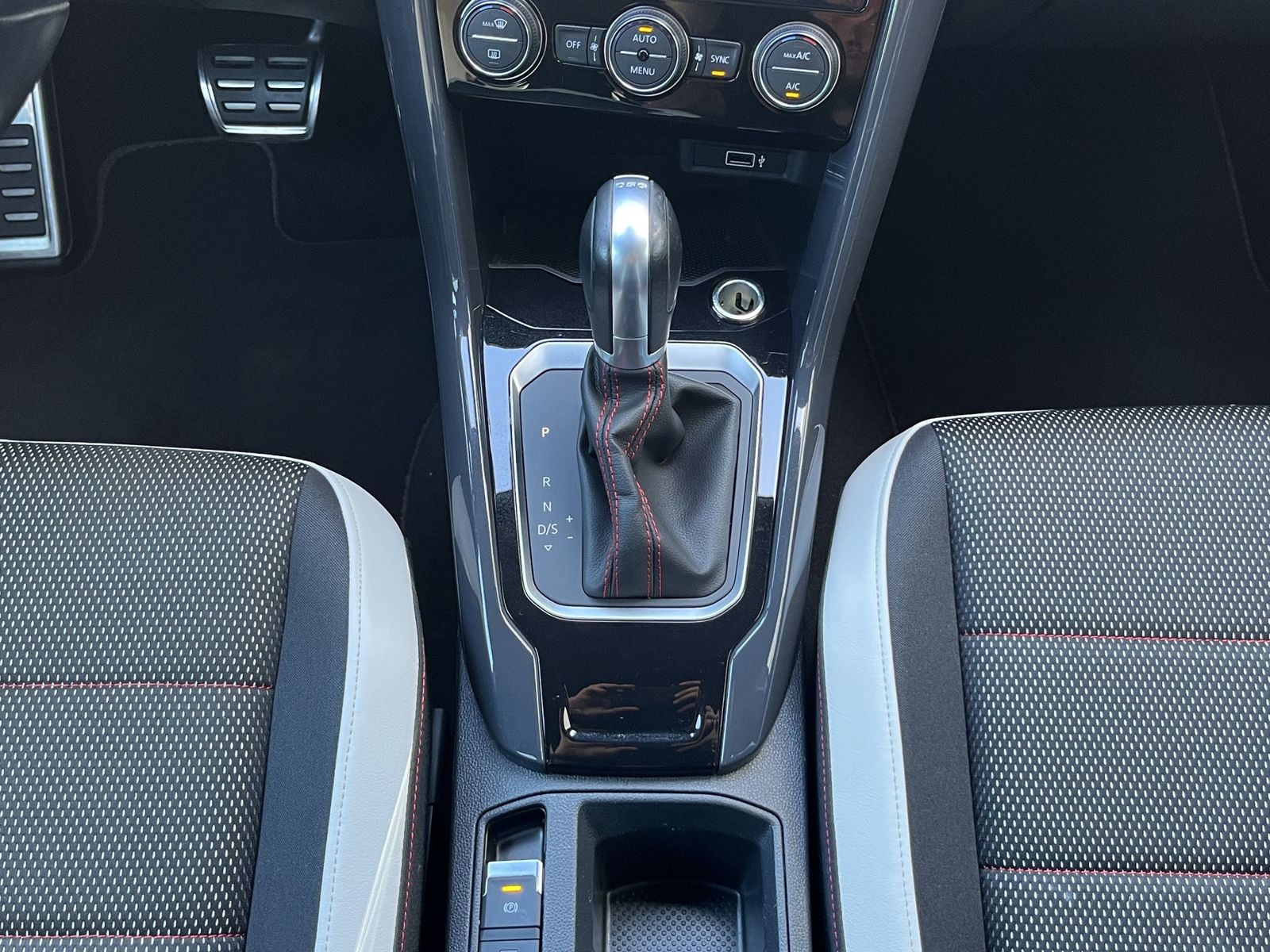 Fahrzeugabbildung Volkswagen T-Roc Sport*LED*ViCo*SHZ*NAVI*Kamera*PDC*19"**