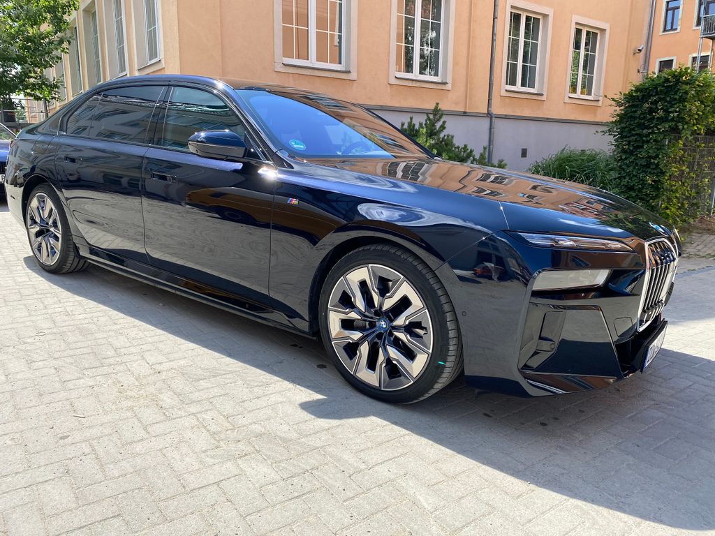 BMW i7
