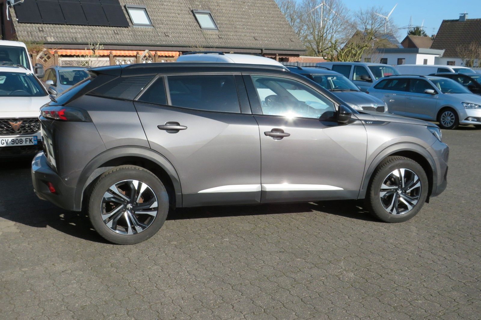 Fahrzeugabbildung Peugeot 2008 GT 8-AUTOMATIK GRA NAVI PDC 1.HAND