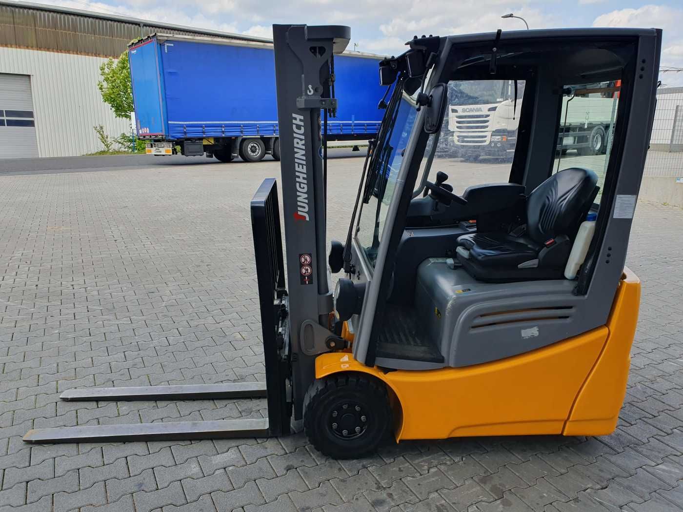 Fahrzeugabbildung Jungheinrich EFG 215 / Triplex 4.25m / SS / nur 1.680h / 2021