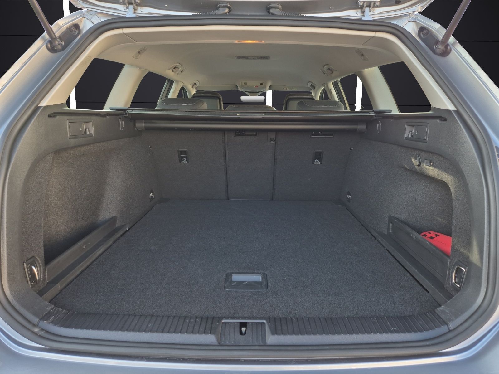 Fahrzeugabbildung Volkswagen Passat Variant TDI Business DSG 4M LED AHK Navi