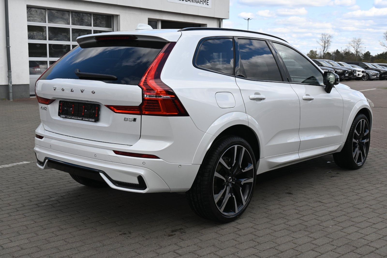 Fahrzeugabbildung Volvo XC60 B5 AWD Ultra Dark*LUFT*360°*ACC*B&W*AHK