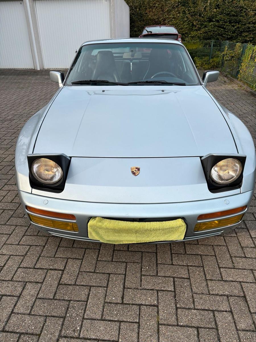 Porsche 944