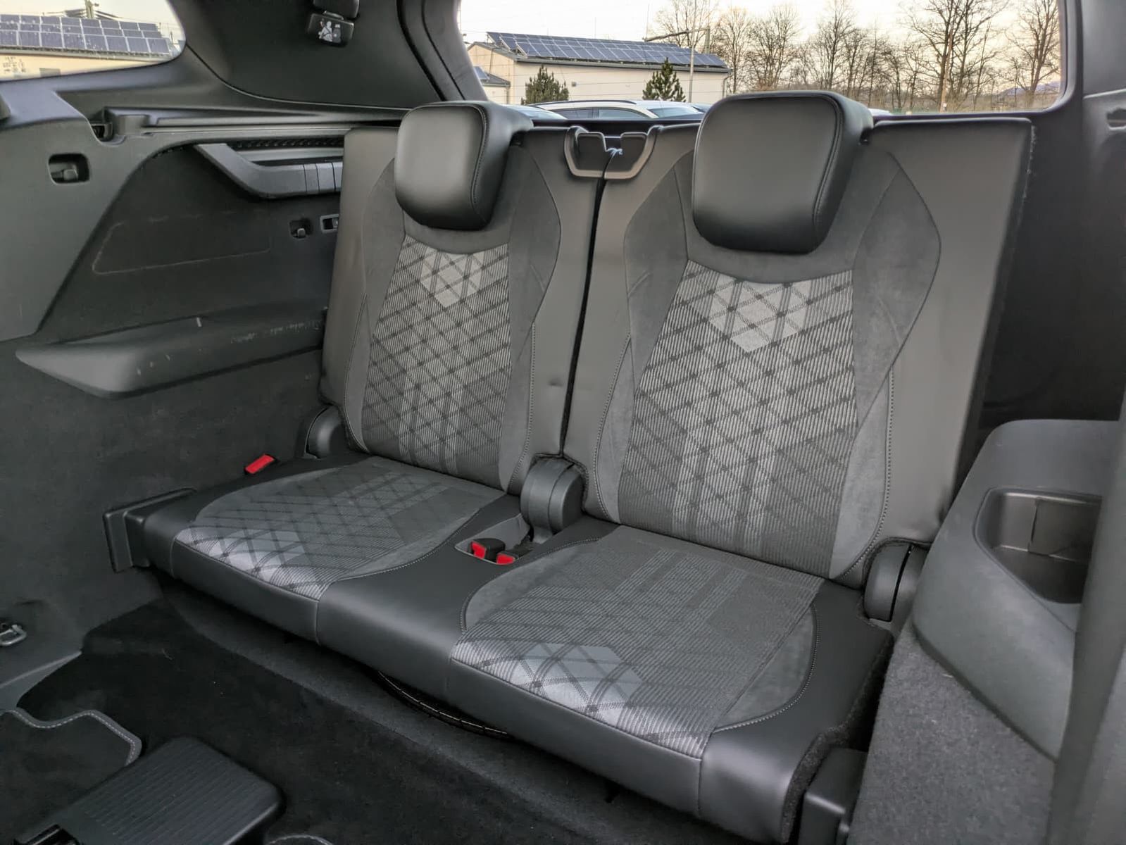 Fahrzeugabbildung Volkswagen Tayron 2.0 TDI 4M R-Line BLACK*7S*IQ-L.*PANO*HUD