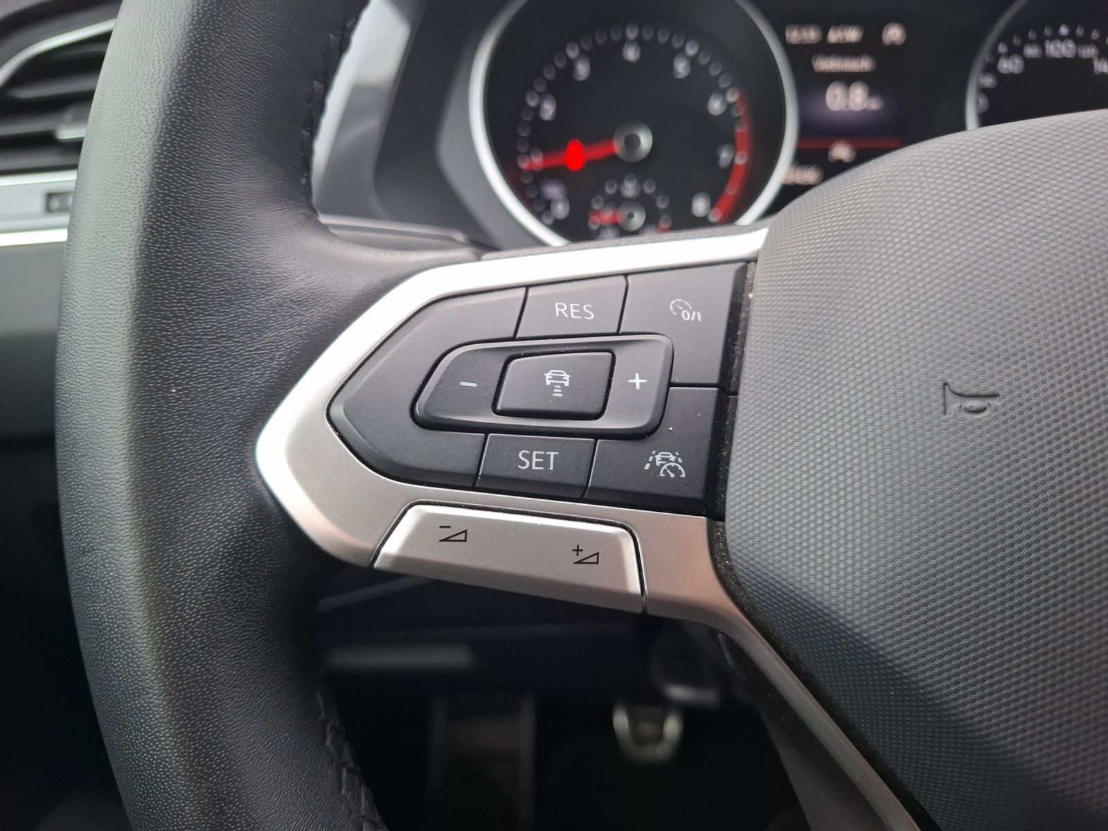 Fahrzeugabbildung Volkswagen Tiguan TSI Active LED Navi ACC RFK SH 18"