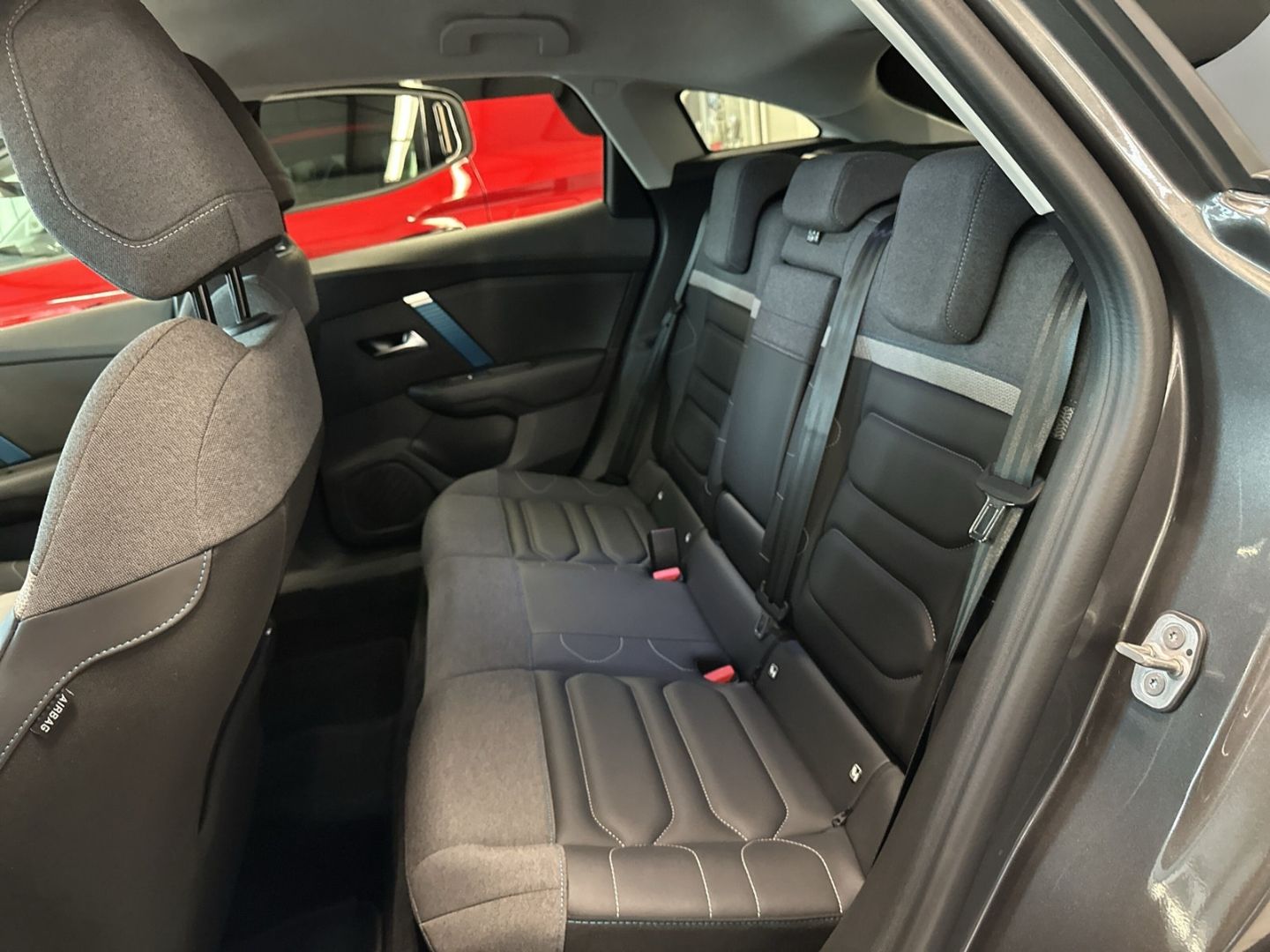 Fahrzeugabbildung Citroën C4 e- Shine 100 Navi 360 Kamera SHZ CarPlay DAB