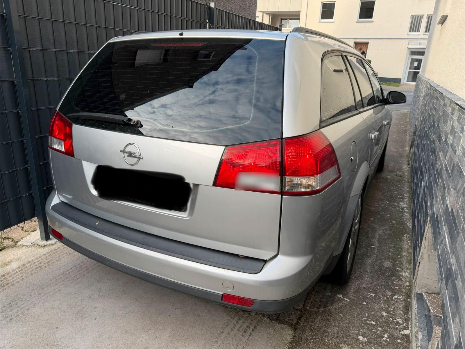 Opel Vectra 2005 — rear view