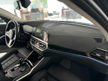 Fahrzeugabbildung BMW 320d Tour Luxury Line DAB Sportsitz Live Cockpit