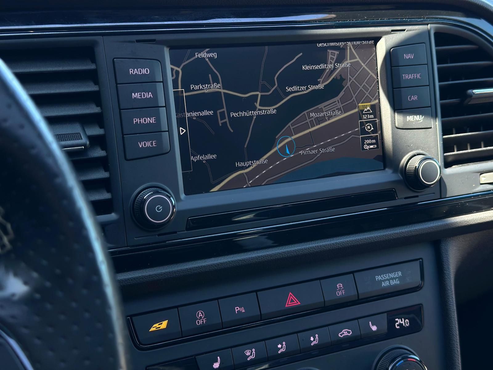SEAT Leon 2.0TSI Cupra 280* LED#SHZ#TEMPO#SPUR#PANO - Image 12