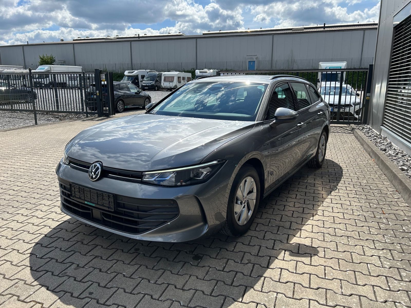 Fahrzeugabbildung Volkswagen Passat Variant 1.5 eTSI DSG Navi Shz