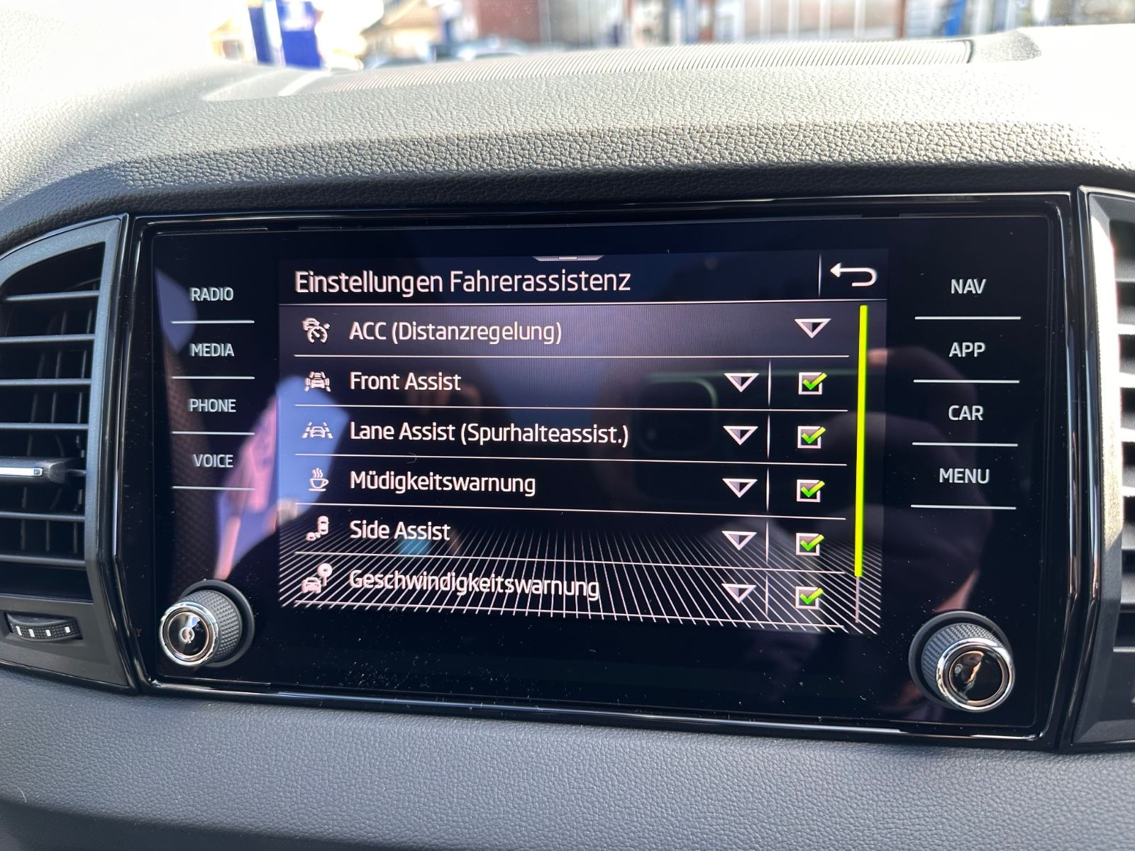 Fahrzeugabbildung SKODA Karoq Sportline 1.5 TSI DSG MATRIX/AHK/ACC/Navi
