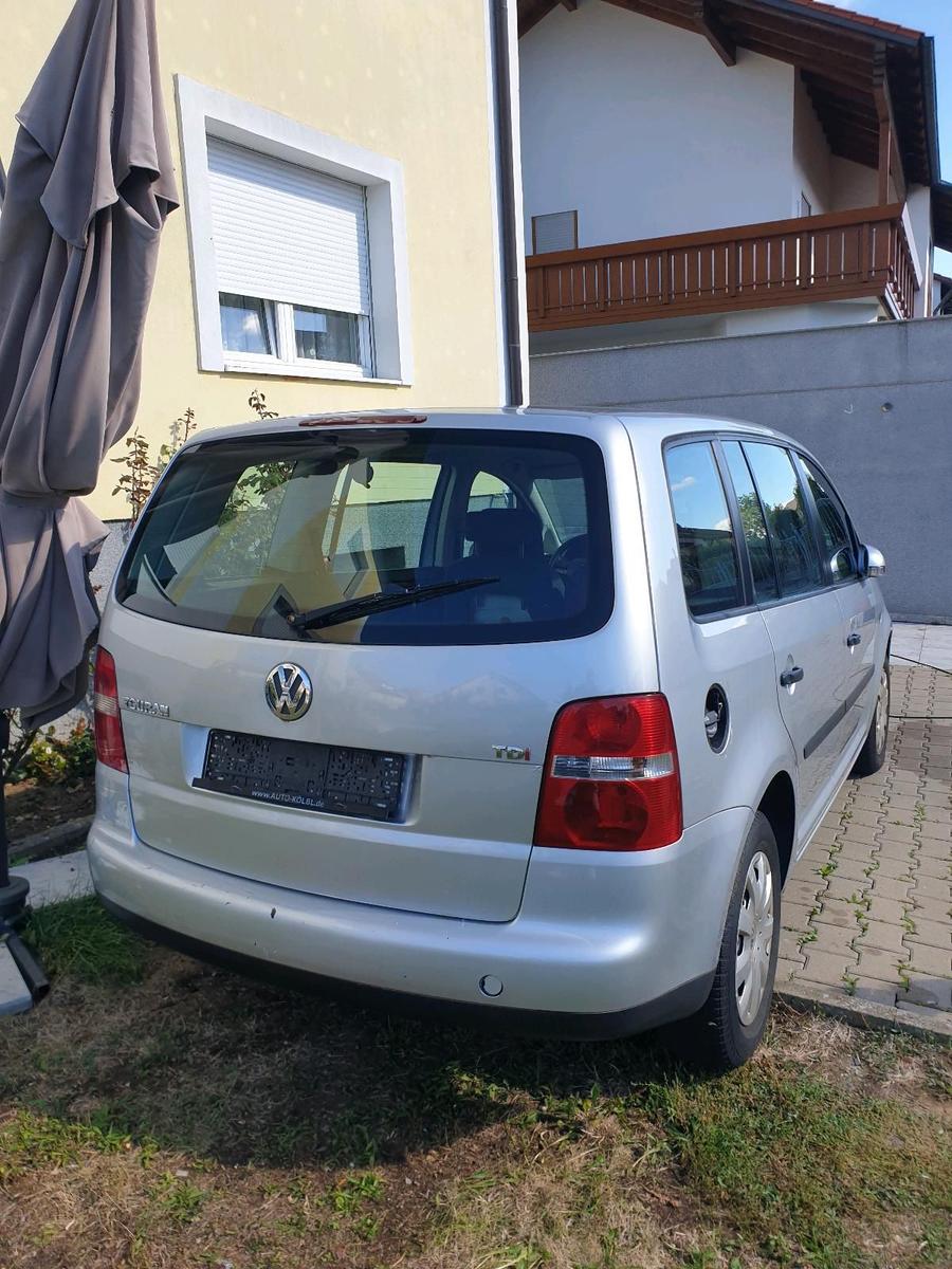 Volkswagen Touran 2006 — вигляд ззаду