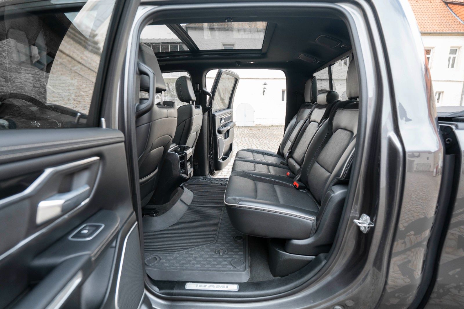 Fahrzeugabbildung Dodge RAM 5,7L Laramie CC 4X4 360° LED CARPLAY LPG AHK