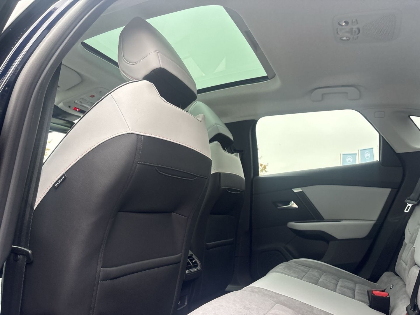 Fahrzeugabbildung Citroën C4 X Max Hybrid 145 El. Panodach Navi SHZ ACC