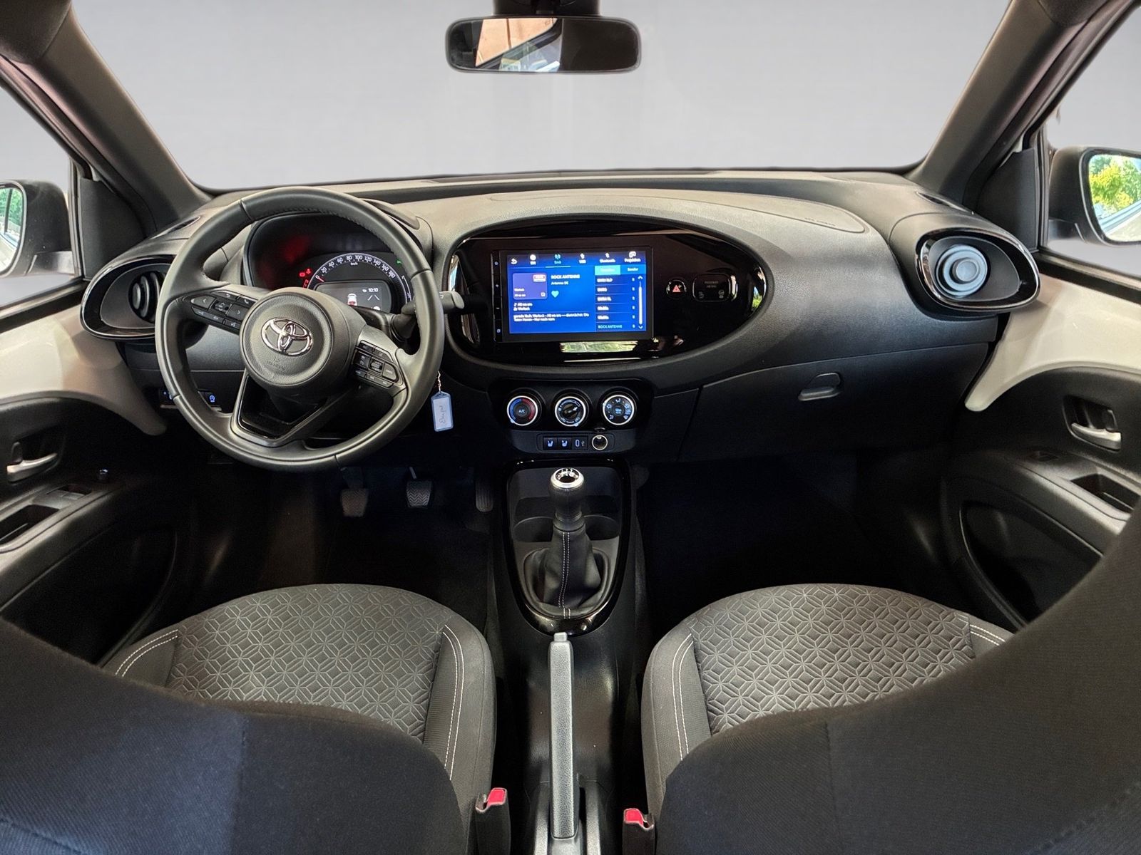 Fahrzeugabbildung Toyota Aygo X 1.0 Black&White SHZ,Winterräder,ACC,PDC