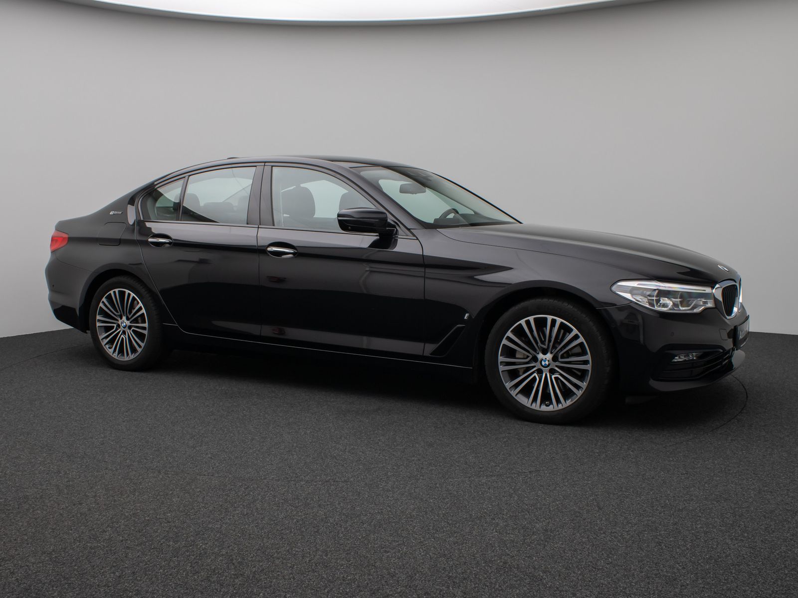 Fahrzeugabbildung BMW 530e iP Sport Line 360°HUD HiFi SoftCl Komfort