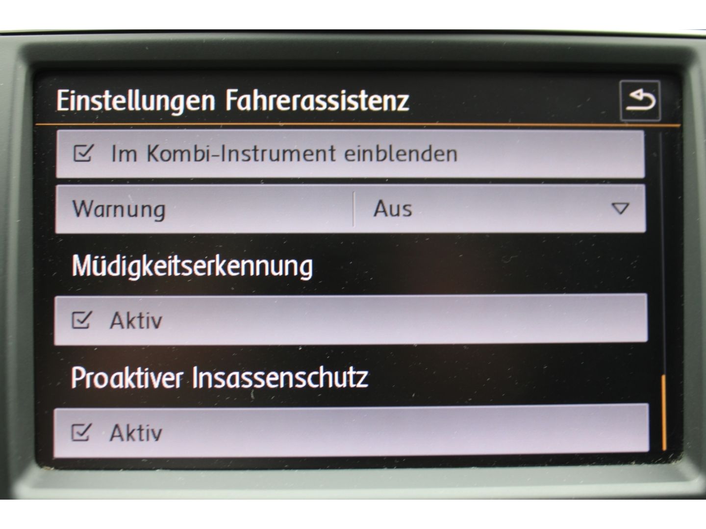 Fahrzeugabbildung Volkswagen Passat Variant Highline R-Line LED ACC StHZg Led