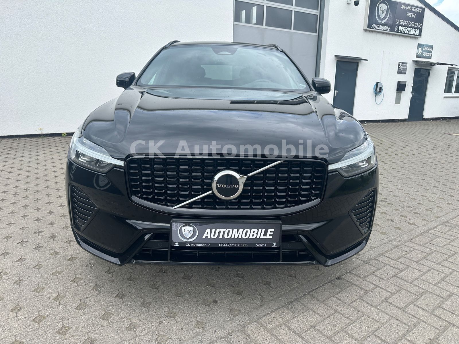Fahrzeugabbildung Volvo XC60 R Design 2WD/Navi/Pano/Kamera/LED