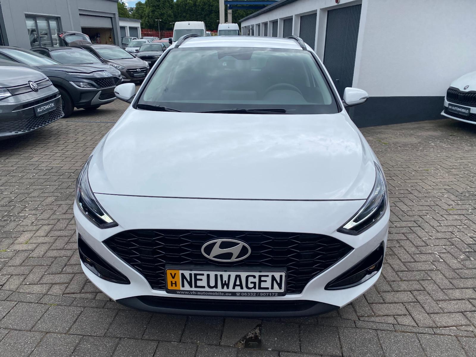 Hyundai i30cw1.5i*LED HSW*NAVI*R.KAMERA PDC vo&hi*Sitzhz