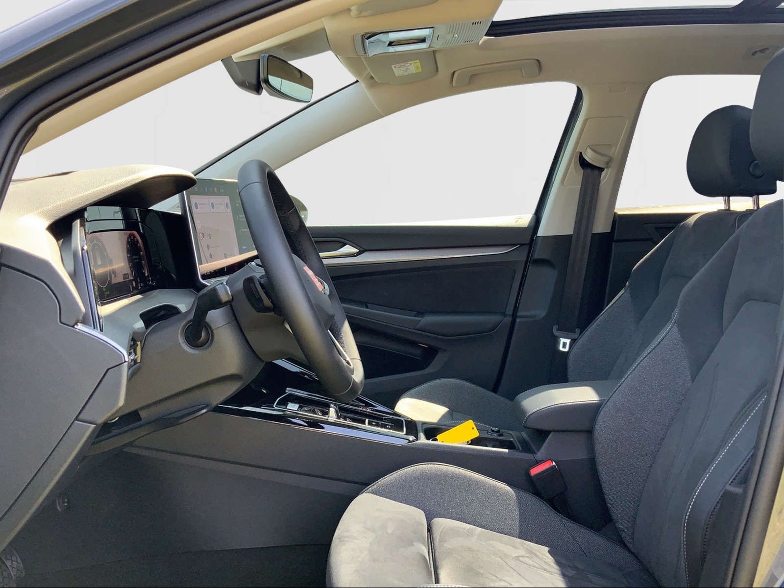 Golf VIII 1.5 eTSI Business, Navi, AHK, Pano.