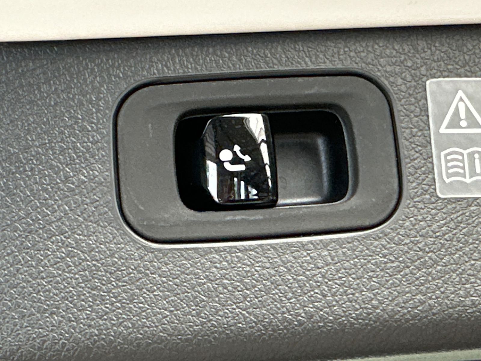 Fahrzeugabbildung Mercedes-Benz C 300 e T Avantgarde NAV+LED+AHK+KAMERA+SHZ