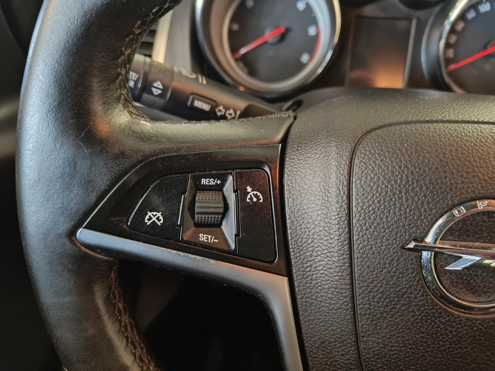 Opel Astra 2011 — photo 18
