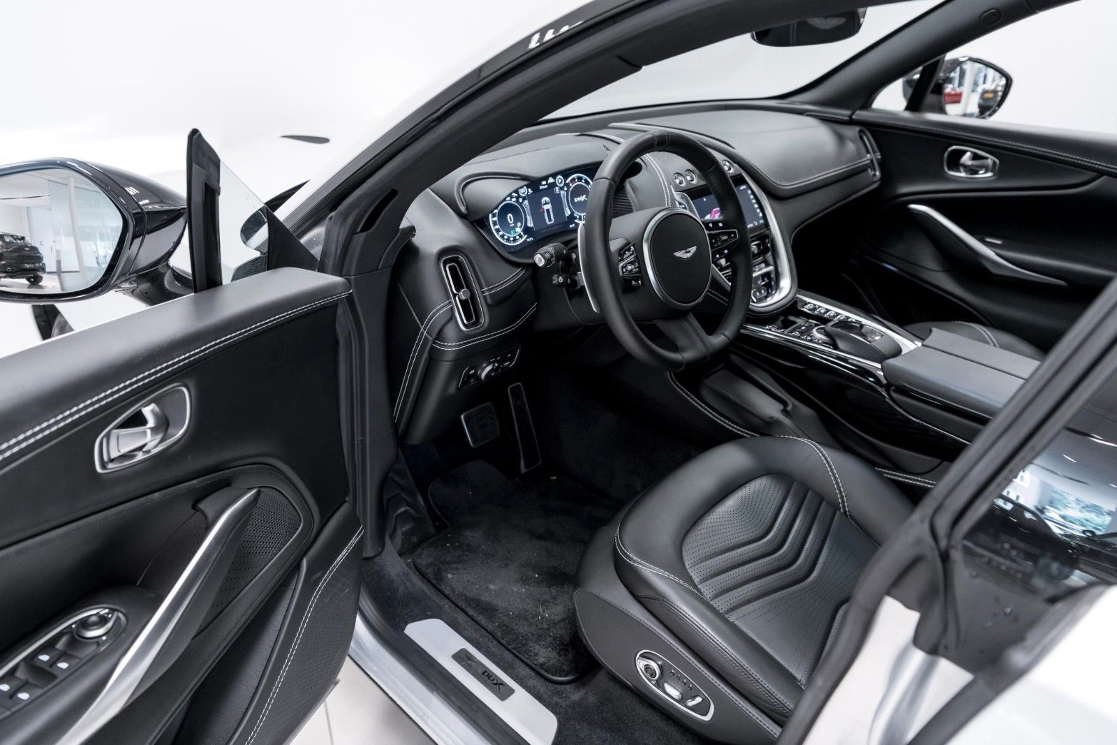Aston Martin DBX | 4.0 V8 | Lightning Silver imagem 3
