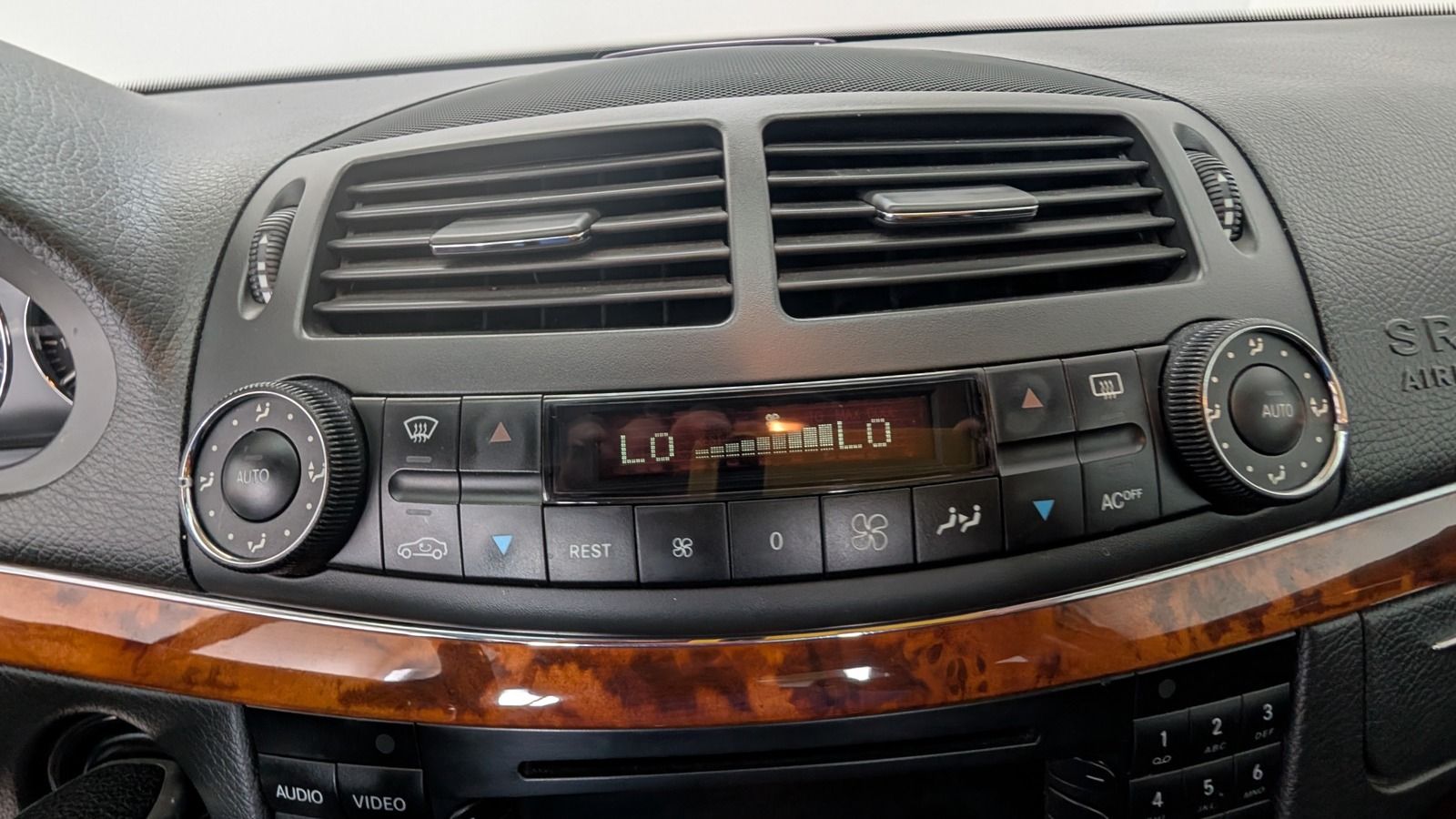 Fahrzeugabbildung Mercedes-Benz E 320 4Matic * Bi- Xenon * STHZ * Elegance
