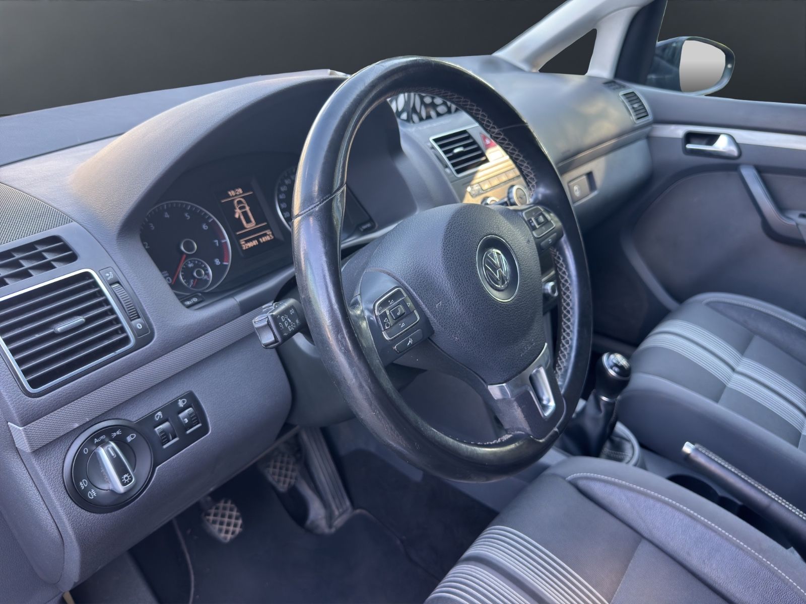 Fahrzeugabbildung Volkswagen Touran Match*7Sitzer*6*Gang*Steuerkette*Neu
