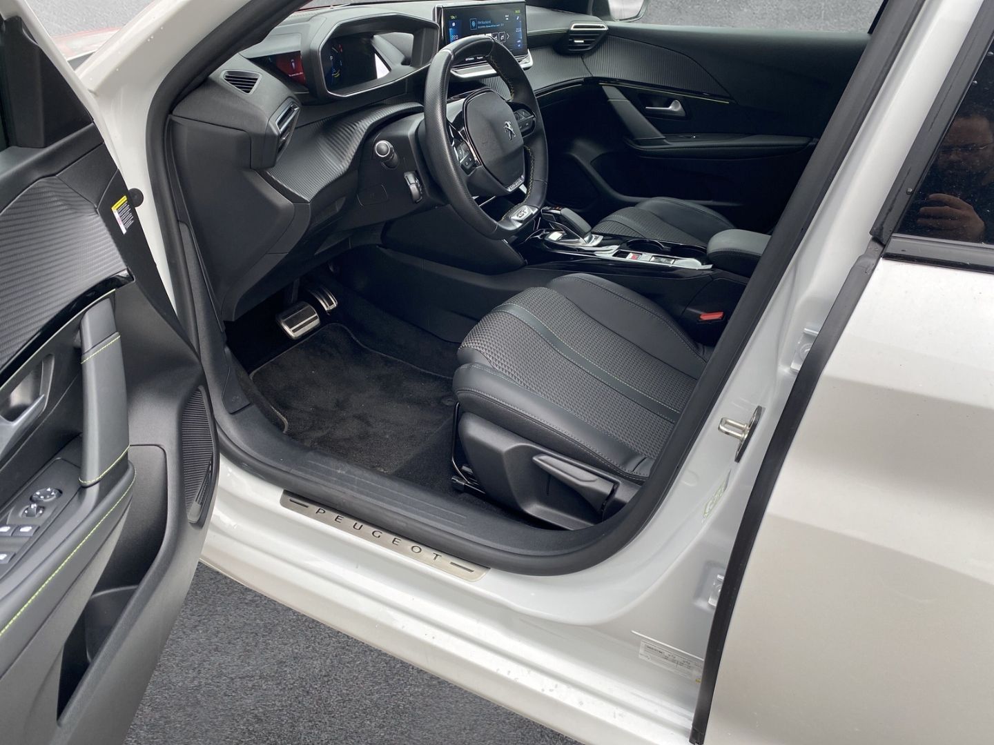 Fahrzeugabbildung Peugeot 208 e- Allure Elektromotor 136 Navi LED Apple Ca