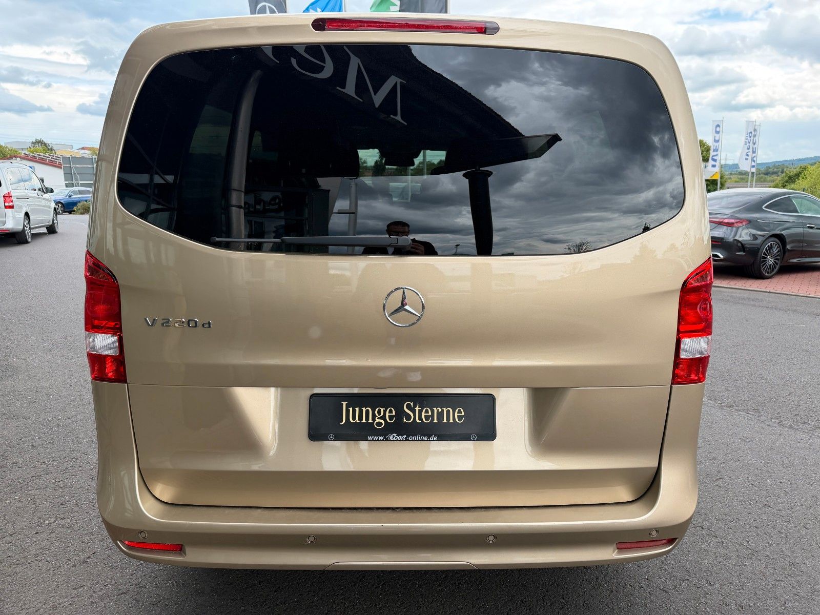Fahrzeugabbildung Mercedes-Benz V 220 d DISTRONIC AHK 2,5to Standheizung