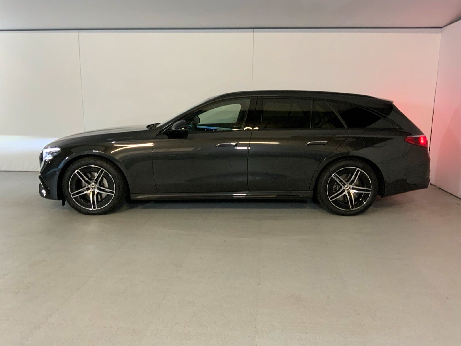 Mercedes-Benz E 300 e T AMG Premium AHK Pano DISTRONIC Night imagem 3
