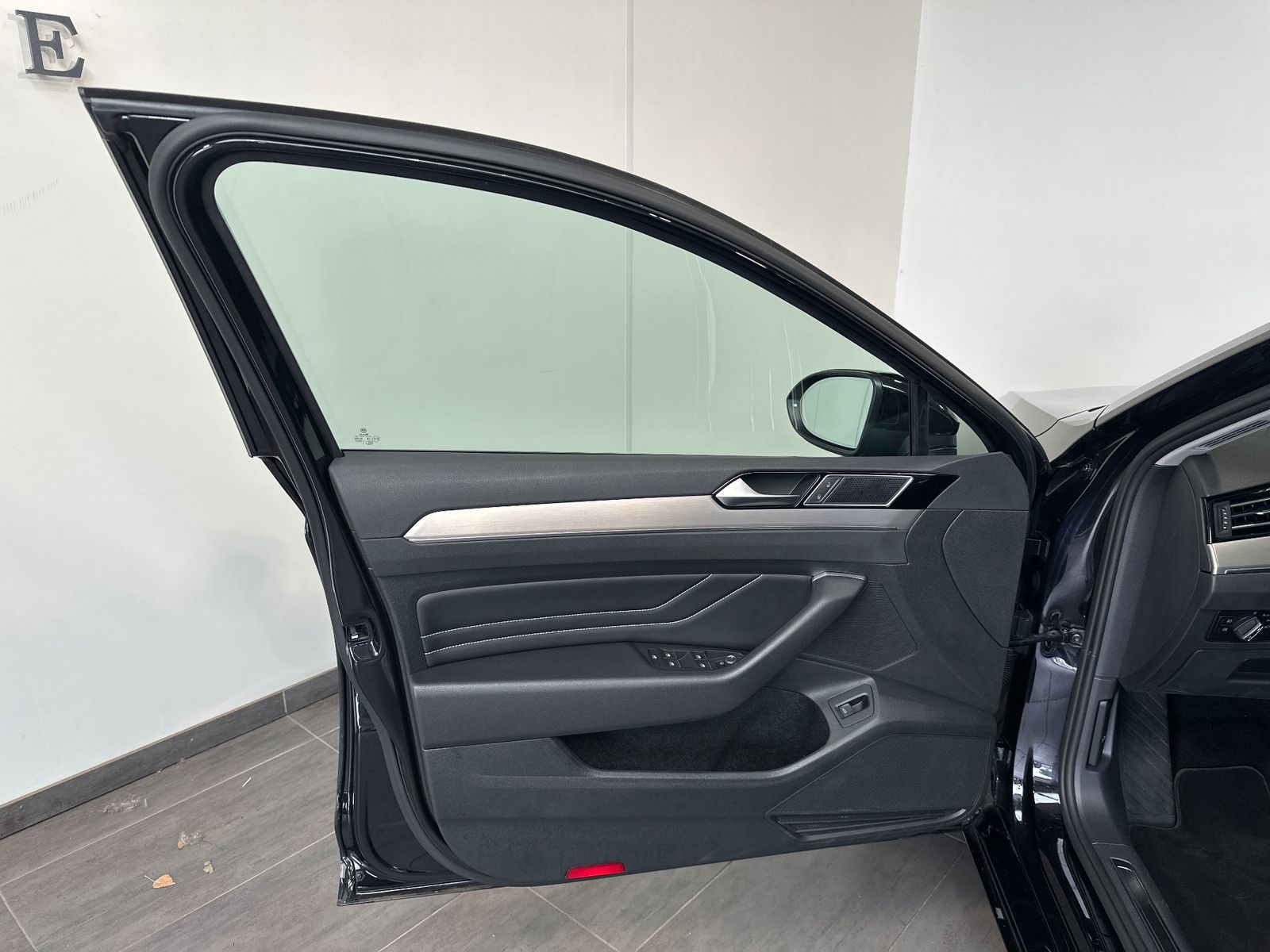 Fahrzeugabbildung Volkswagen Passat Variant Elegance NAV+IQ-LIGHT+ACC+360°+VC