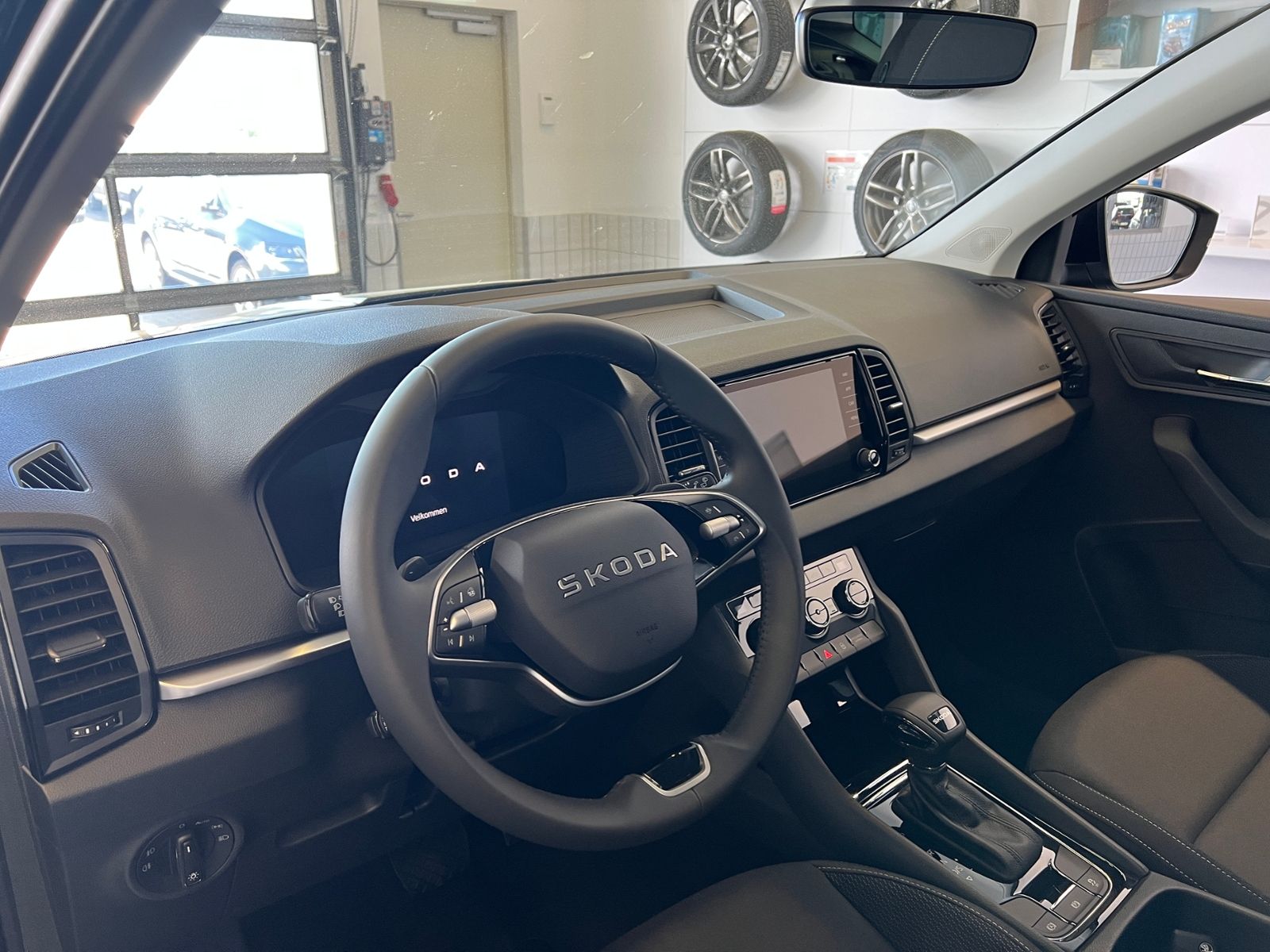 Fahrzeugabbildung SKODA Karoq Selection 1.5 TSI DSG *AHK, LED, 18"-LM*