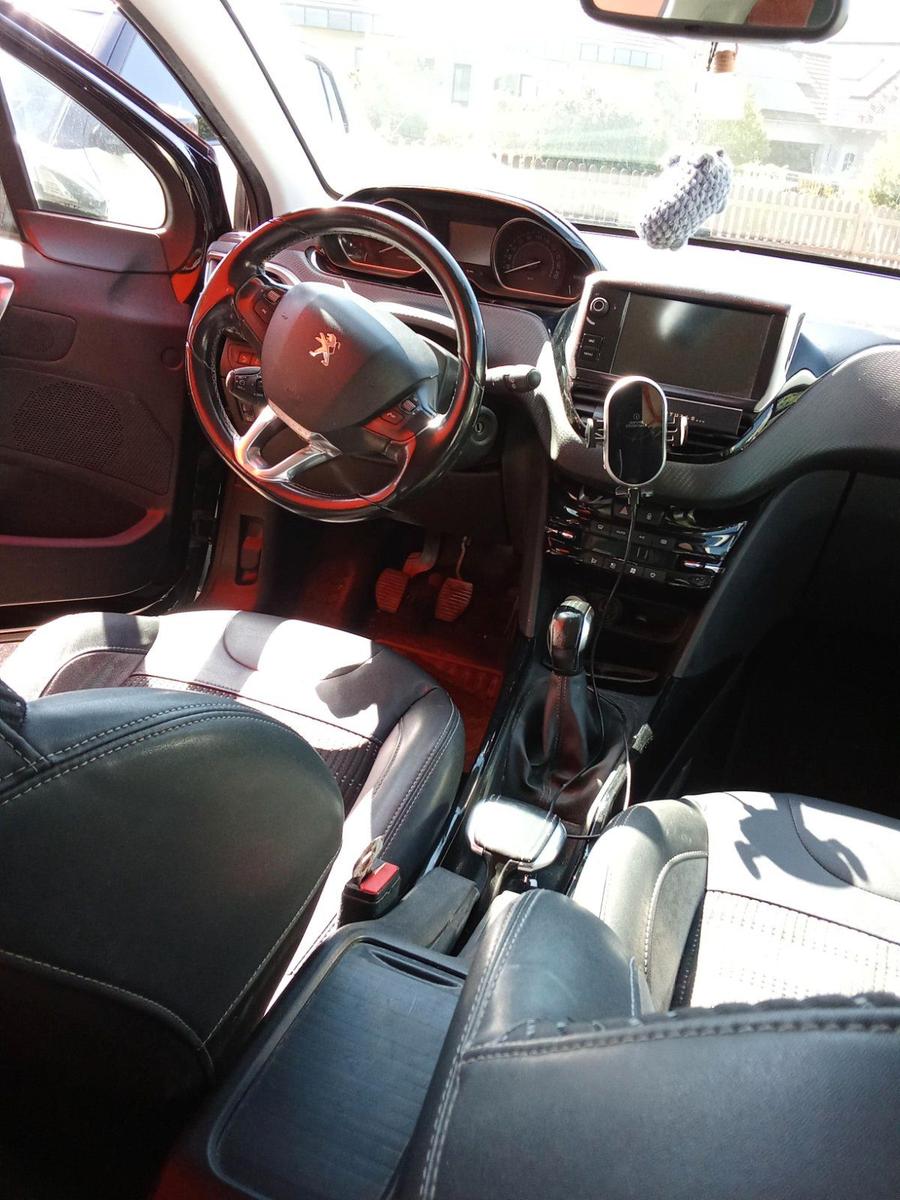Peugeot 2008 2015 — interior