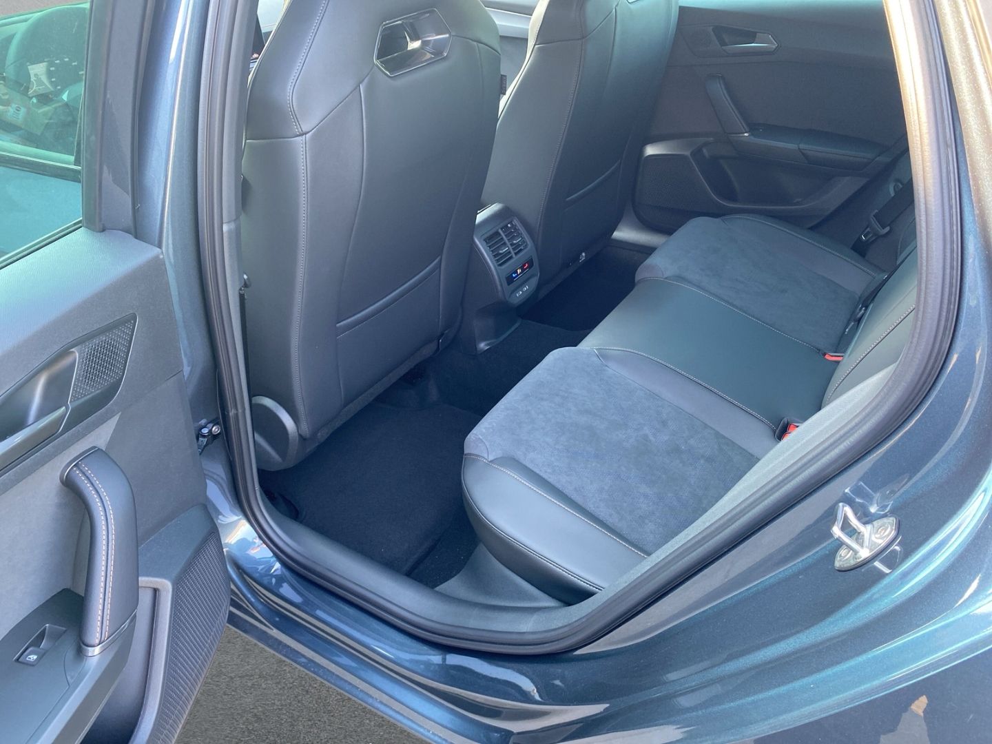 Fahrzeugabbildung CUPRA Leon Sportstourer 4Drive VZ*NAVI*MATRIX-LED*SHZ*