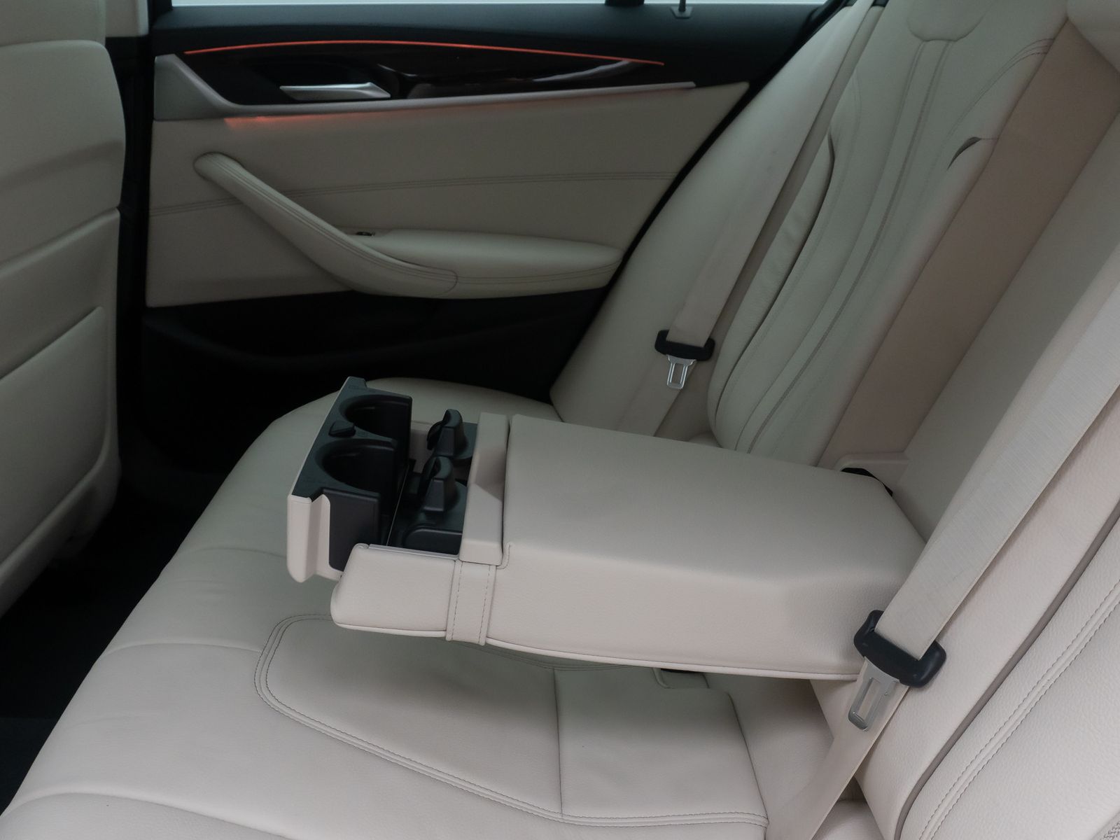 Fahrzeugabbildung BMW 520d Luxury Line Kamera DAB HiFi WLAN Alarm 19"