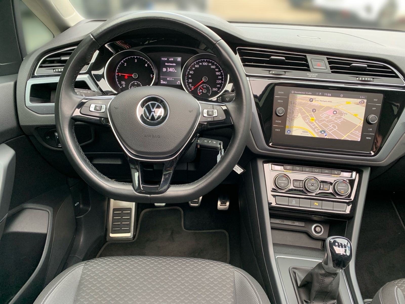 Fahrzeugabbildung Volkswagen Touran 2.0 TDI Active Navi Panorama Dach