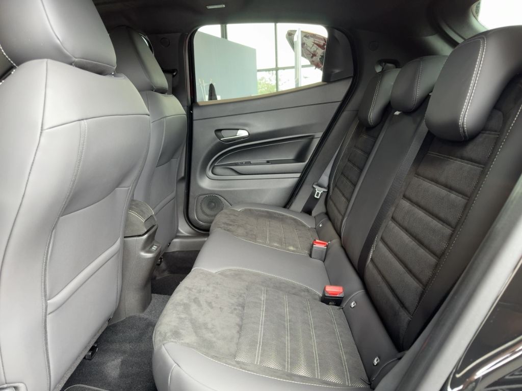 Fahrzeugabbildung Alfa Romeo Junior Ibrida SPORT SPECIALE PANO WINTER MATRIX