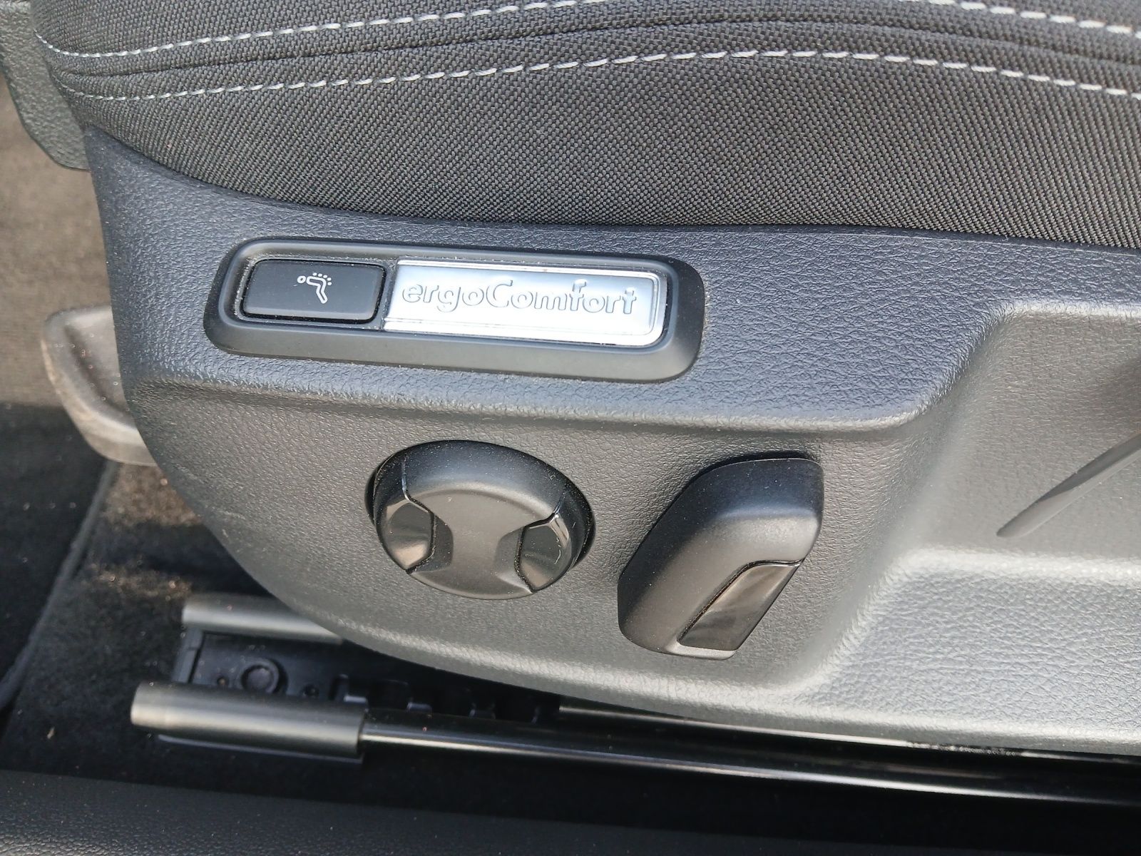 Fahrzeugabbildung Volkswagen Passat Variant TDI Business DSG LED Navi ACC RFK