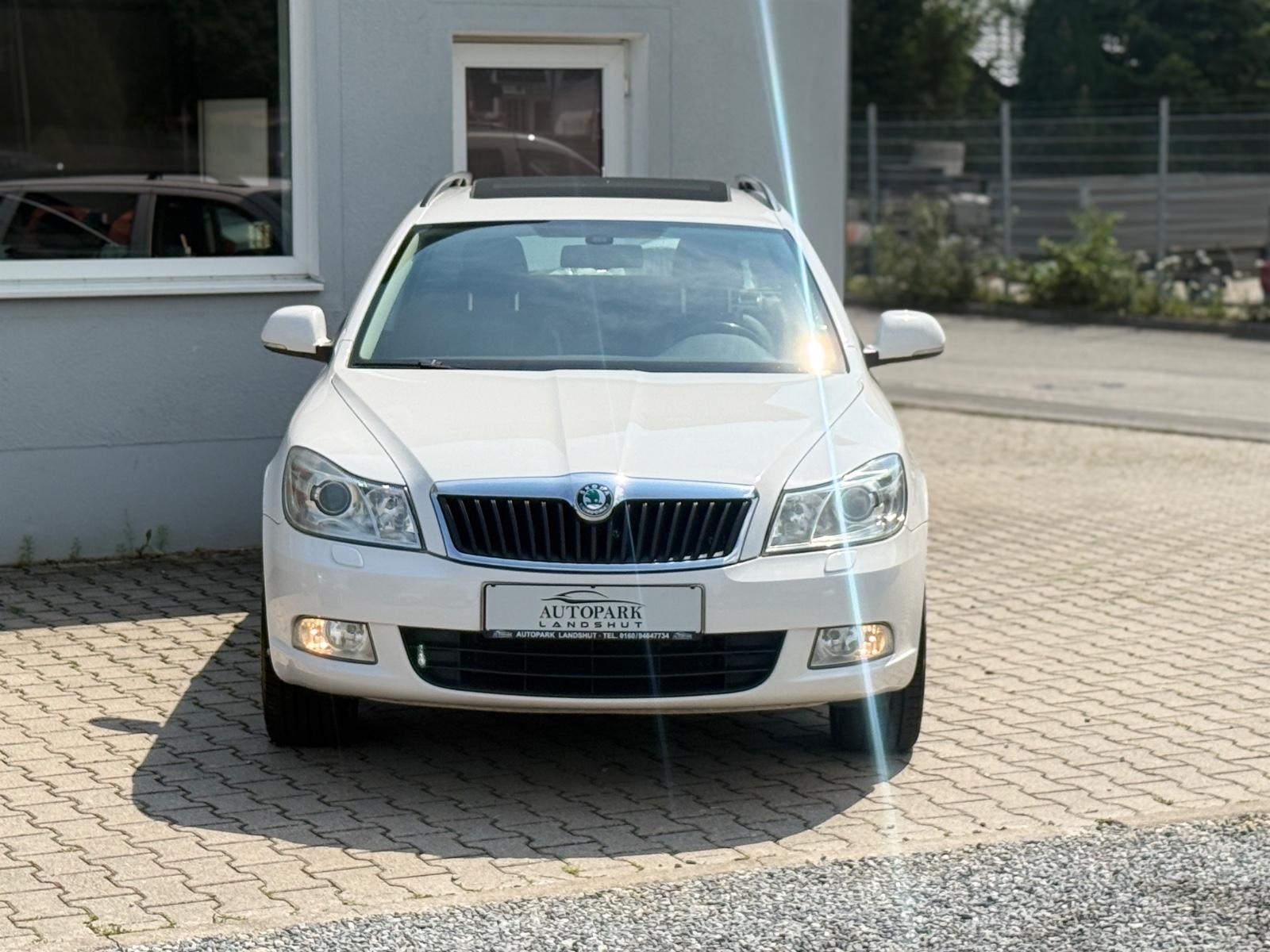 Skoda Octavia 2012 — rear view