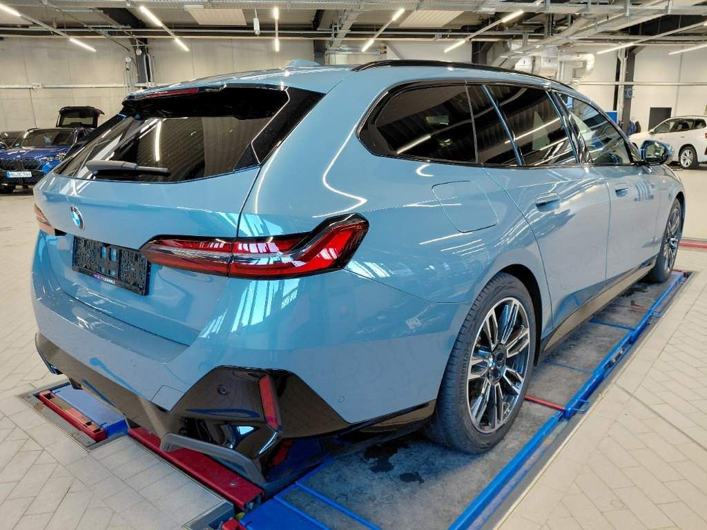 Fahrzeugabbildung BMW 520d xDrive Tour M Sport Pro Iconic Glow Stndhzg